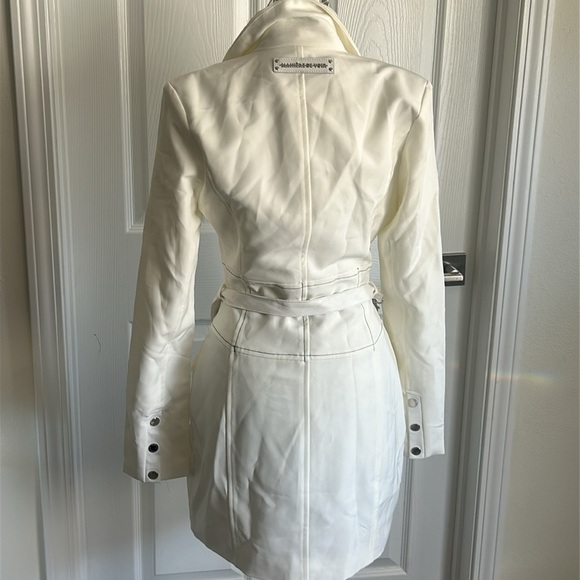 Maniere De Voir White Blazer Dress with Chain Accent 8 - Picture 9 of 15